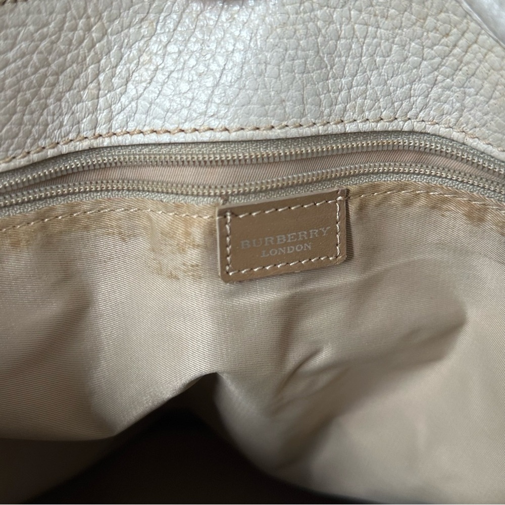 Elegant Burberry White Leather Tote Bag - Picture 13 of 16